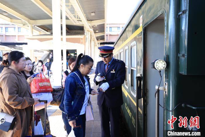田植えをする出稼ぎ労働者を対象とした特別列車に乗り込む女性（写真提供・中国鉄路哈爾浜局集団有限公司）。