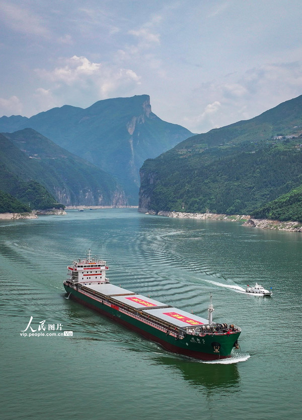 1万トン級の河川・海上直行輸送船が初めて夔門を通過　重慶
