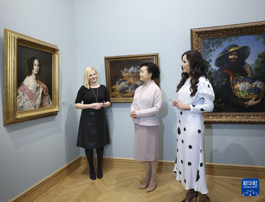 中国・セルビア両首脳夫人がセルビア国立博物館を見学
