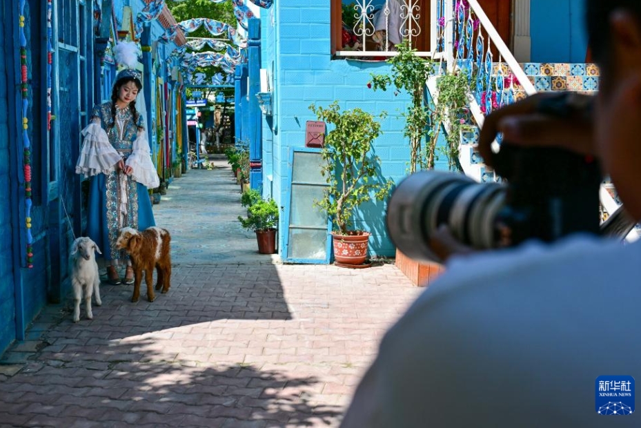 新疆維吾爾自治区伊犁哈薩克自治州伊寧市にある六星街の写真撮影ツアーを体験する観光客（5月10日撮影・丁磊）。