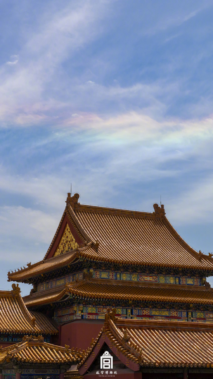 妙なる美しさ！　北京の空に昼は虹色の雲、夜は火焔の雲