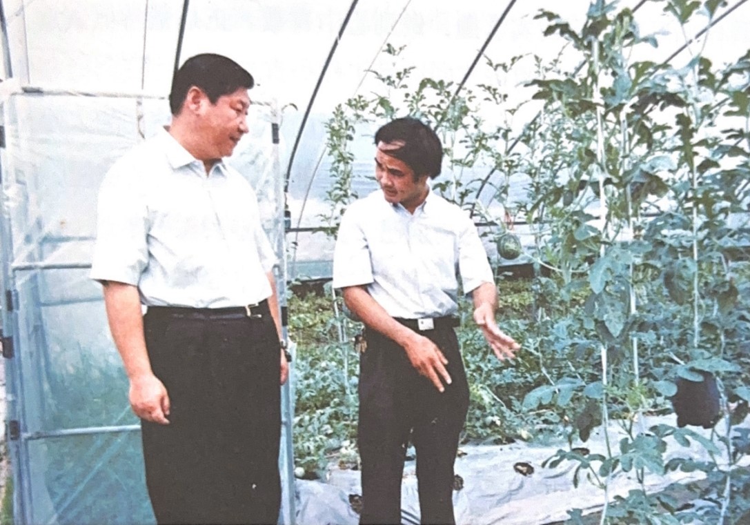 2002年6月、福建省竜岩市武平県万安郷五里村の農業モデル園で、野菜のハウス栽培拠点を視察する習氏（書籍「福建省での習近平」<仮訳>より）