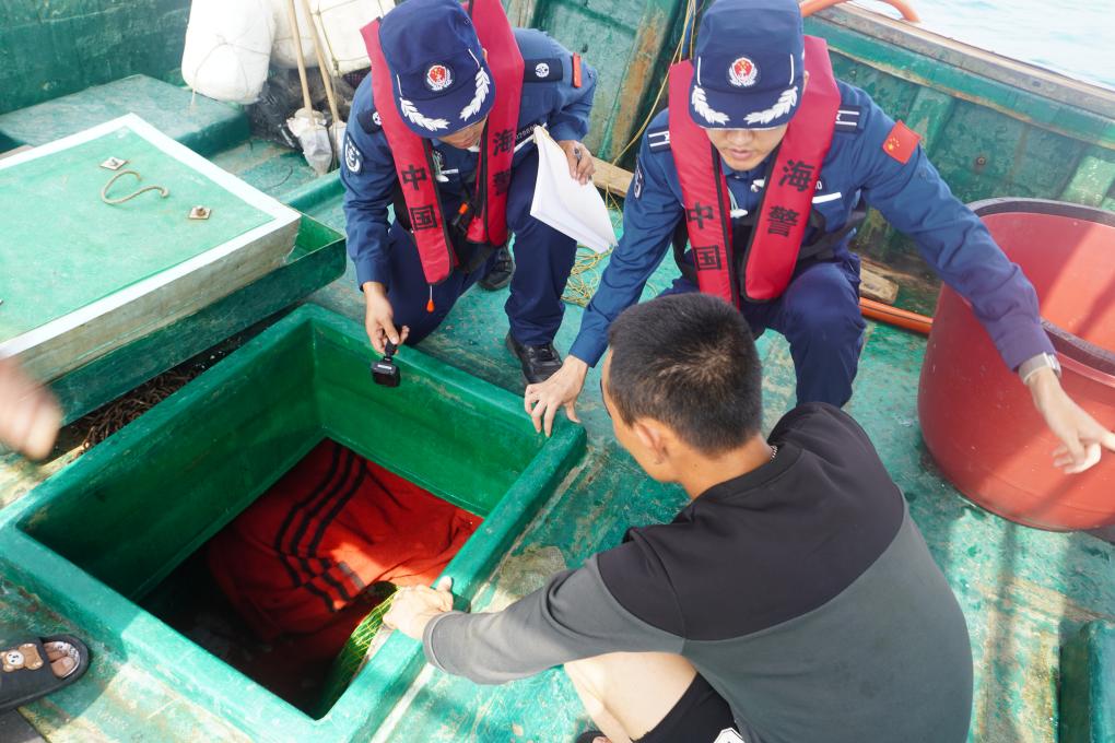 5月15日、漁船を検査する海警局の取締官。