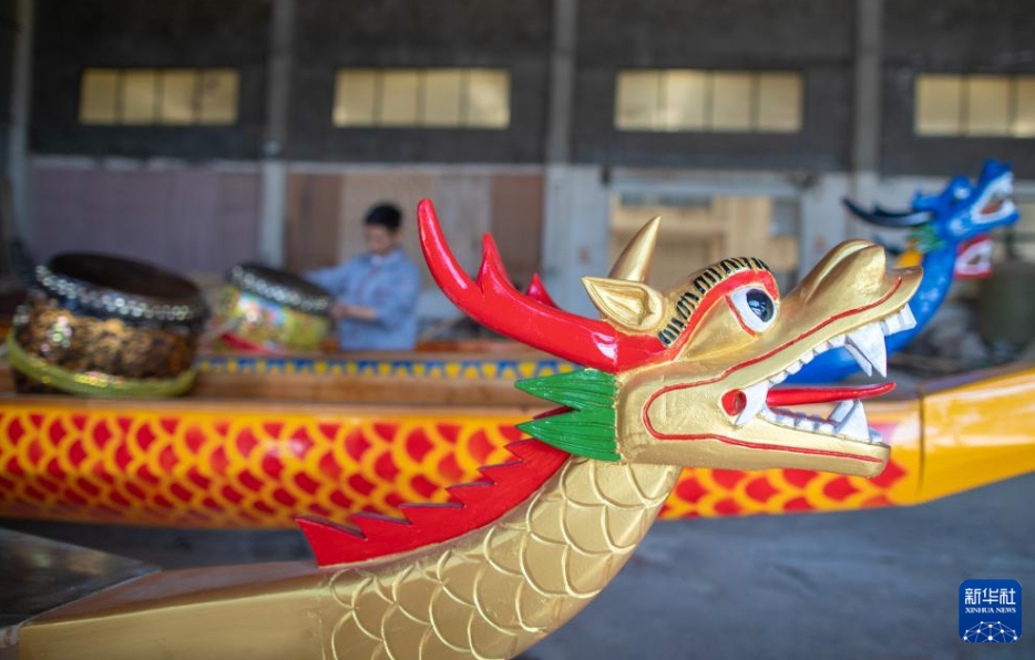 ピークを迎えた端午節のドラゴンボート制作　江蘇省興化