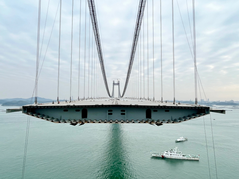 空気力学に基づいて革新的設計が採用された竜門大橋の鋼製箱桁（写真提供・広西交通投資集団）。
