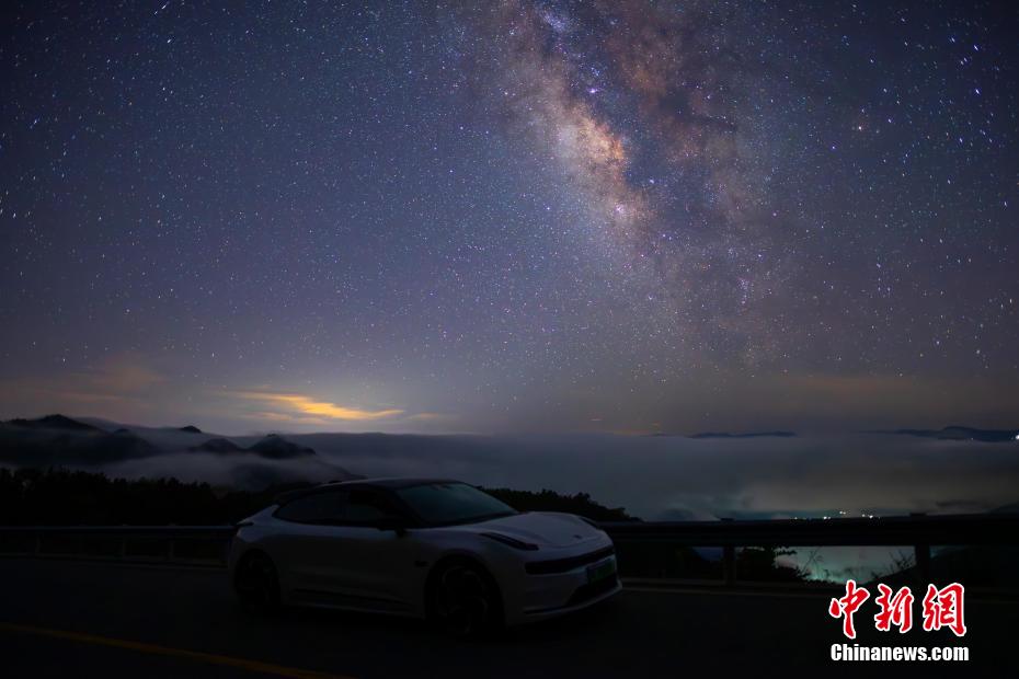 湖北の神農架に広がる美しい星々が瞬く夜空