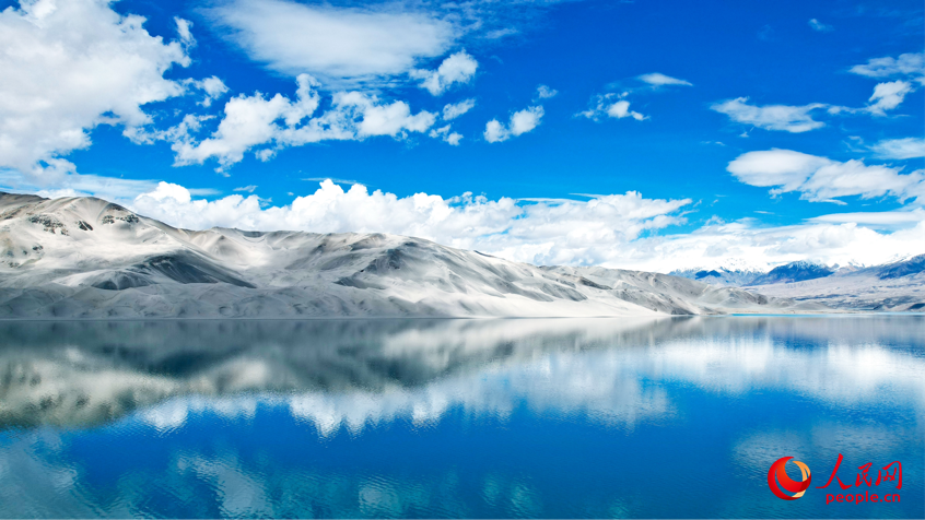 独特の景観を織りなす白い砂に覆われた山と湖　新疆・白沙湖