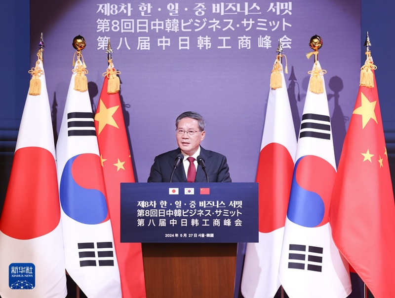 韓国・ソウルで27日昼、韓国の尹錫悦大統領、日本の岸田文雄首相と共に第8回中日韓ビジネスサミットに出席し、スピーチを行う李強総理（撮影・龐興雷）
