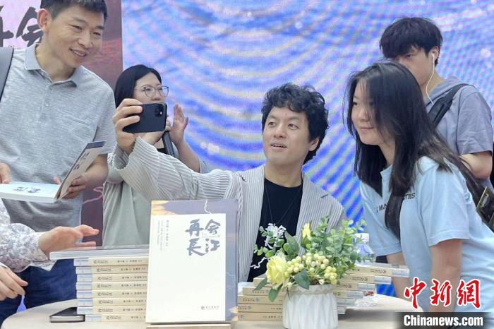  5月27日、竹内亮氏が執筆し、中国の長江出版社が発行する書籍「再会長江」が武漢市で発売された。（撮影・武一力）