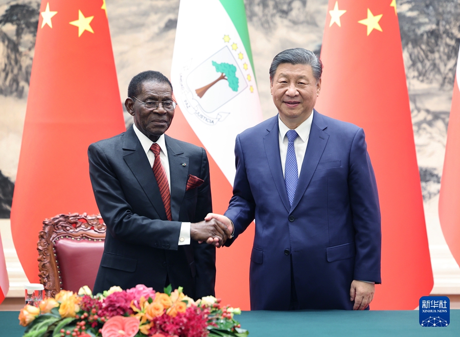 5月28日午後、習近平国家主席は国賓として中国を訪問した赤道ギニア共和国のオビアン・ンゲマ大統領と北京の人民大会堂で会談した。会談後、両首脳は二国間協力文書複数の署名に立ち会った。写真は、握手する両首脳（撮影・姚大偉）