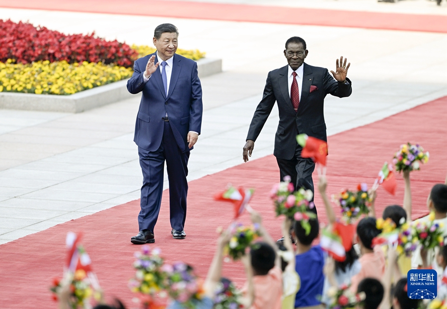 会談前、習主席が人民大会堂の東門外広場で催したオビアン・ンゲマ大統領の歓迎式典の様子（撮影・張領）
