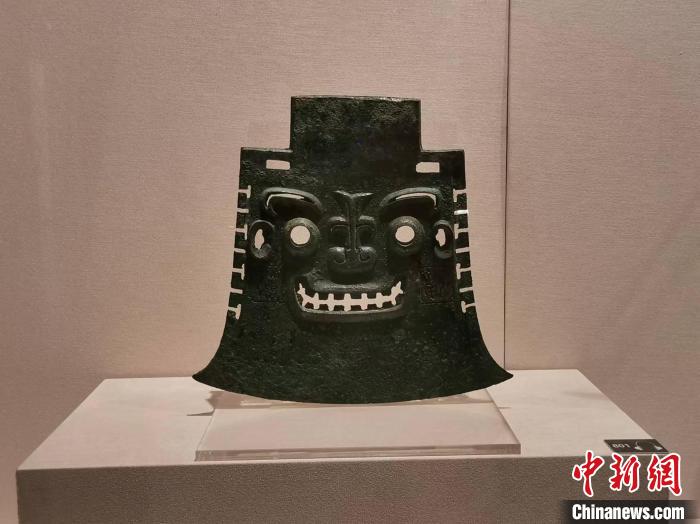 5月26日、山東博物館に展示されている亜醜鉞（撮影・王採怡）。