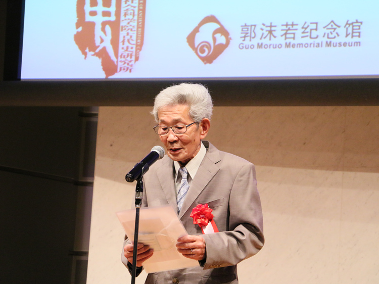 挨拶する坂田昌一氏の息子・坂田文彦氏（撮影・許可）。