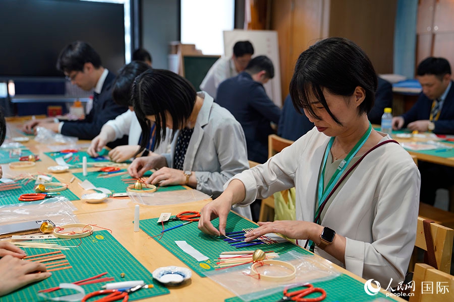 日本の創価学会青年代表団が中国伝統手工芸を体験