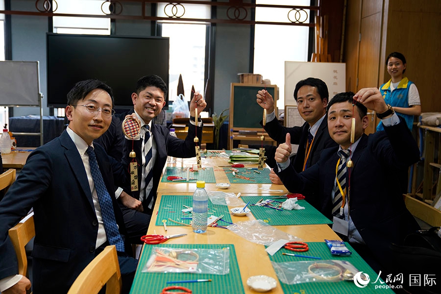 日本の創価学会青年代表団が中国伝統手工芸を体験