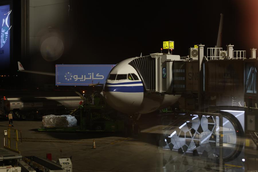 キング・ハーリド国際空港に到着した北京とサウジアラビアの首都・リヤドを直接結ぶ1本目の中国国際航空の飛行機（5月6日撮影・王海州）。