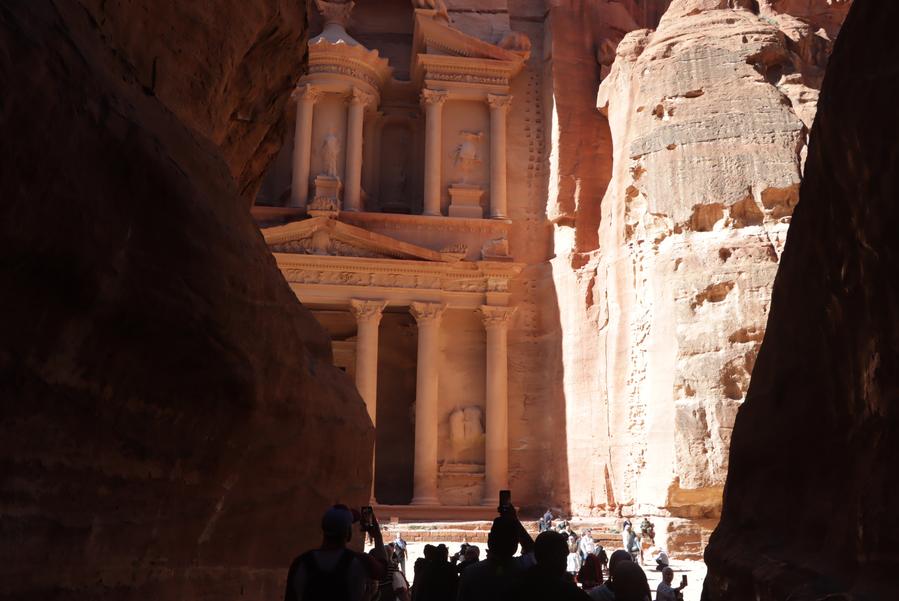 ヨルダンのペトラ遺跡を観光する観光客（2023年1月20日撮影・冀沢）。