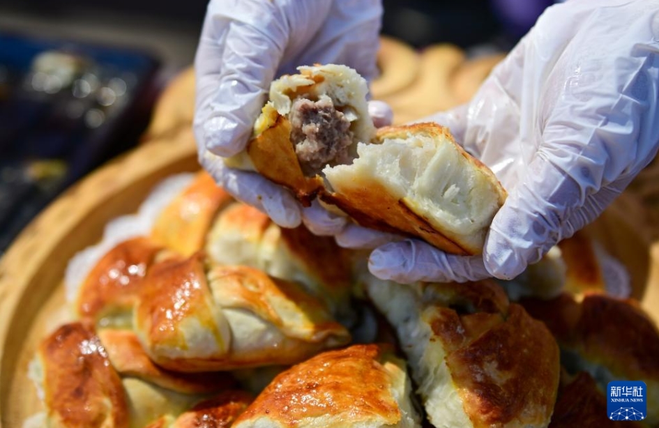  Yumin District, Tacheng Prefecture, Xinjiang Province, called "the first Bashebai Sheep Cuisine", "the first Bashebai Sheep Cuisine", "Yao Yao Yao", "mutton ma" (ムムを), "see" the first Bashebai Sheep Cuisine "(sketch on June 2, Ding Lei).