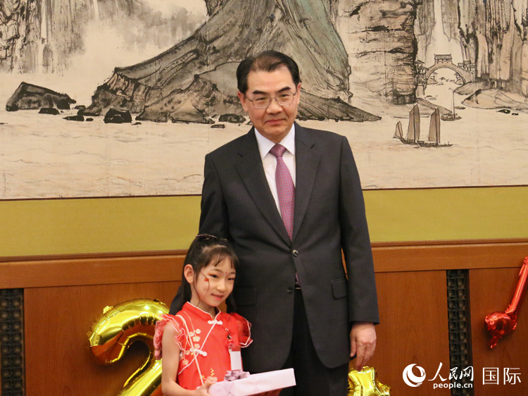 中国語朗読コンテストの受賞者に書籍を贈った呉大使。（撮影・許可）