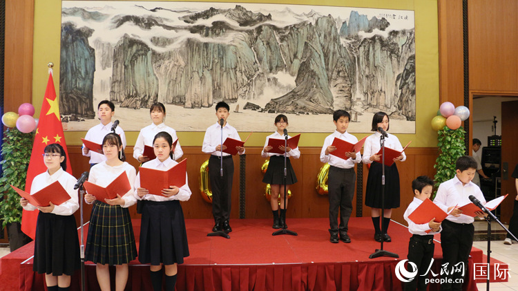 オリジナル詩「中国大使館で国際子供の日を楽しく過ごす」を朗読する「大使杯」中国語朗読コンテストの受賞者。（撮影・許可）