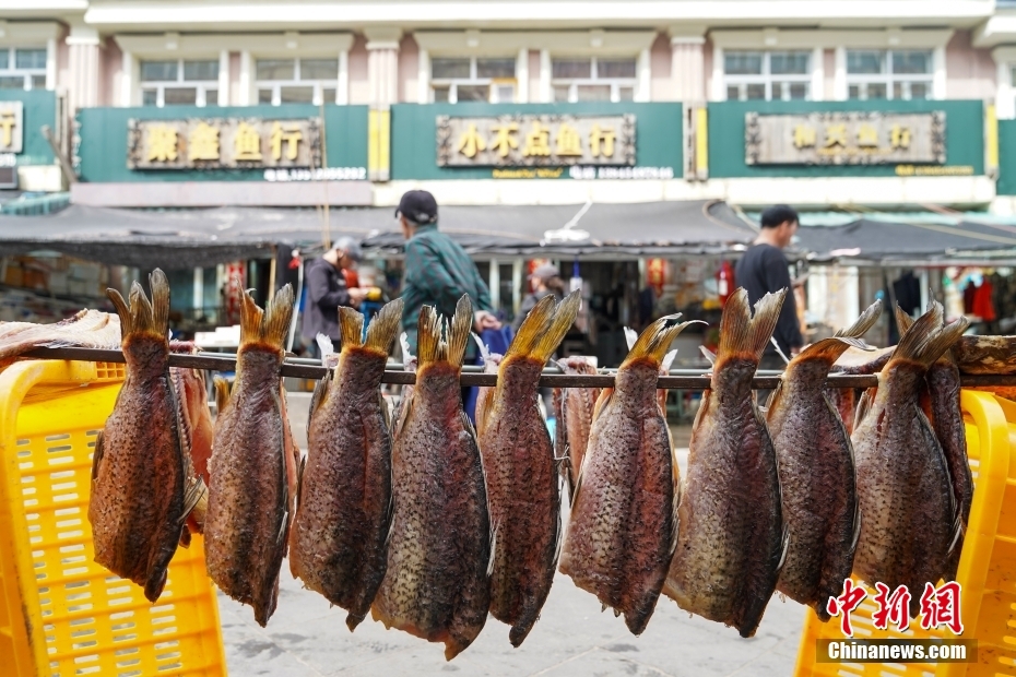 「東極魚市」で棹に干された魚の切り身（6月3日撮影・趙宇航）。