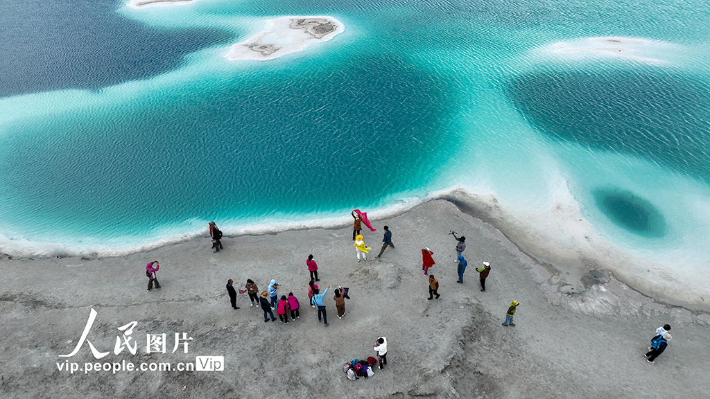 観光客で賑わう青海省のエメラルドに輝く「翡翠湖」