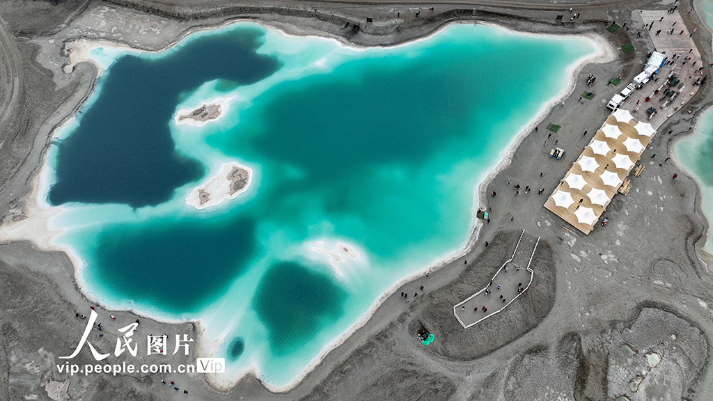 観光客で賑わう青海省のエメラルドに輝く「翡翠湖」