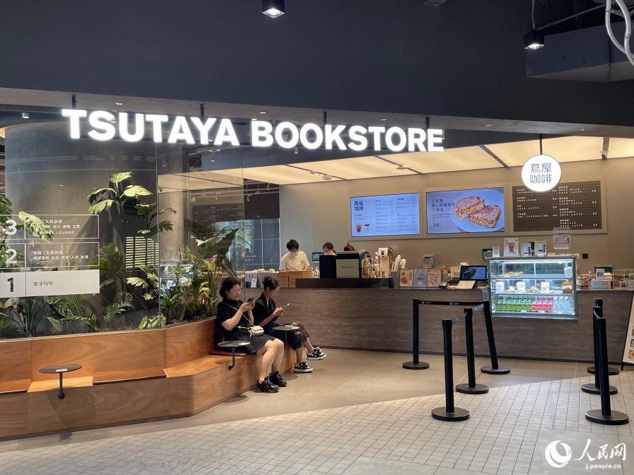 TSUTAYA BOOKSTORE 1階のカフェ（撮影・勝又あや子）