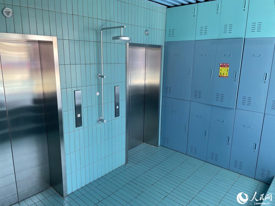 更衣室をモチーフにしたデザインのエレベーターホール（撮影・勝又あや子）。