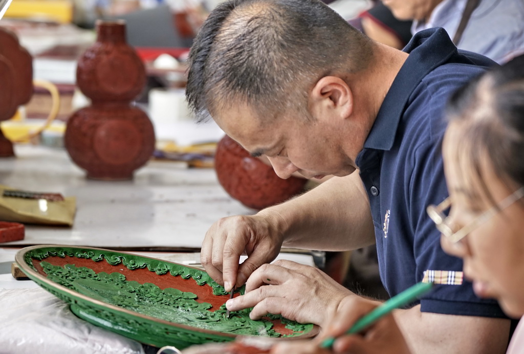 千年続く工芸品「彫漆」に新たな風を吹き込む