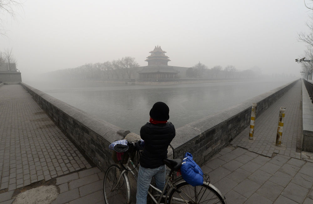 2015年12月25日、煙霧に包まれた北京の故宮の角楼を撮影する市民(撮影・武巍)。