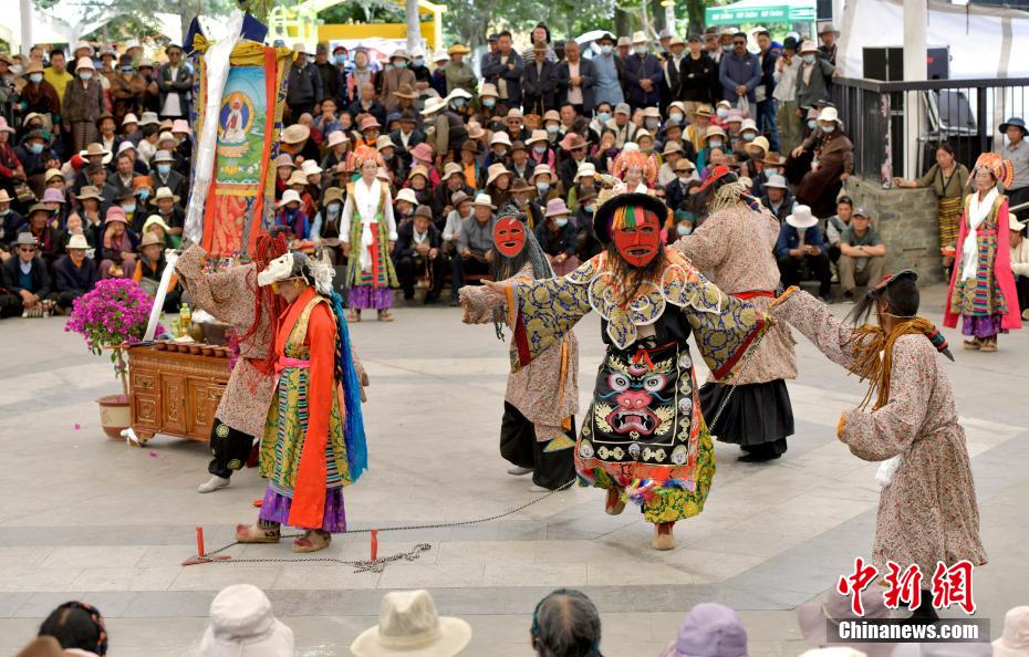 布達拉宮の麓で「蔵劇パフォーマンスシーズン」開幕し、観光客を魅了　西蔵・拉薩