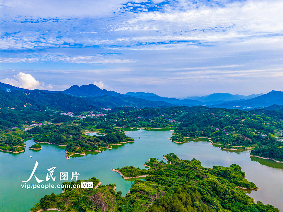 安徽省安慶市岳西県毛尖山郷林河村の天堂湖（6月10日撮影・熊鳳霞/写真著作権は人民図片が所有のため転載禁止）。