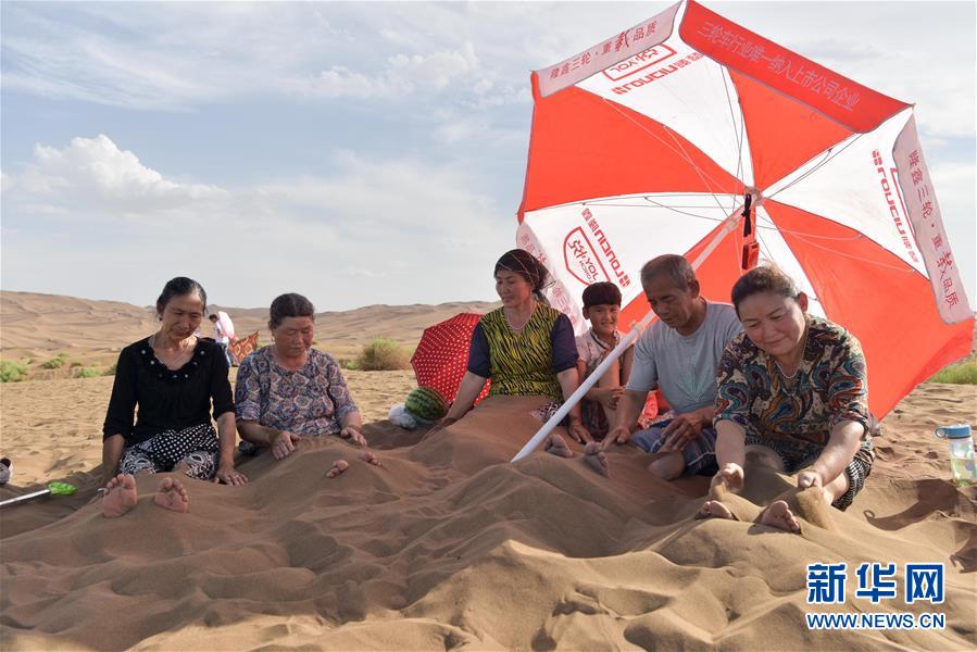 新疆が気温40度の猛烈な暑さに　砂浴のオンシーズン到来