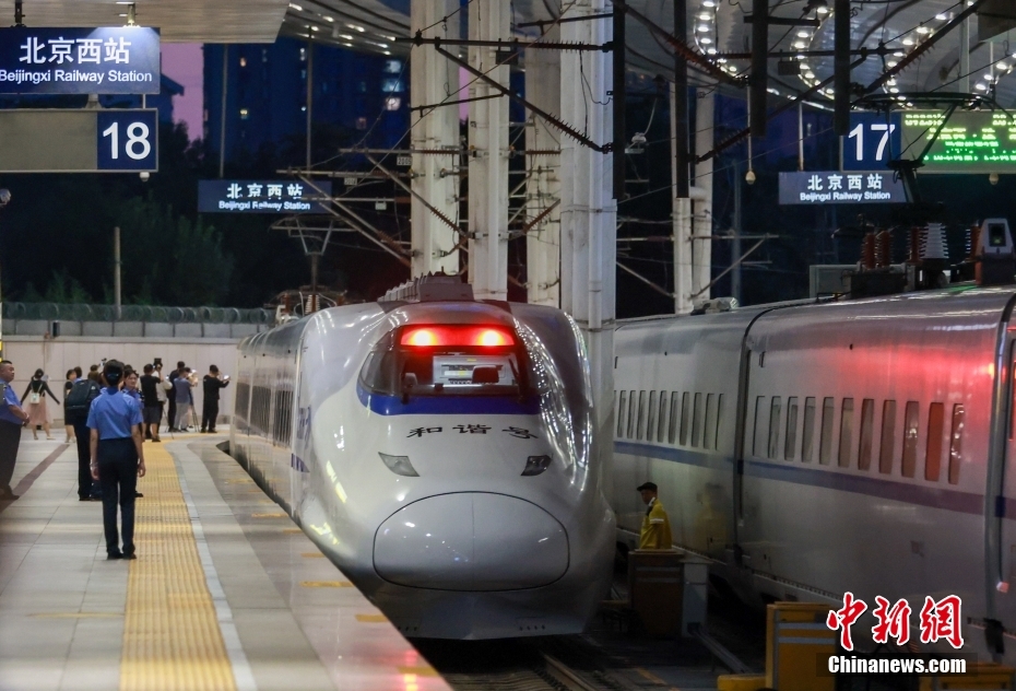 北京と香港を結ぶ初の高速寝台列車が香港特区に到着