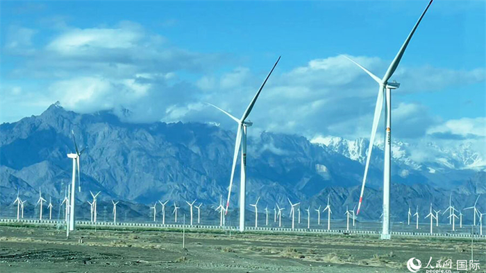 烏魯木斉から吐魯番までの道中にある風力発電設備（撮影・張麗婭）