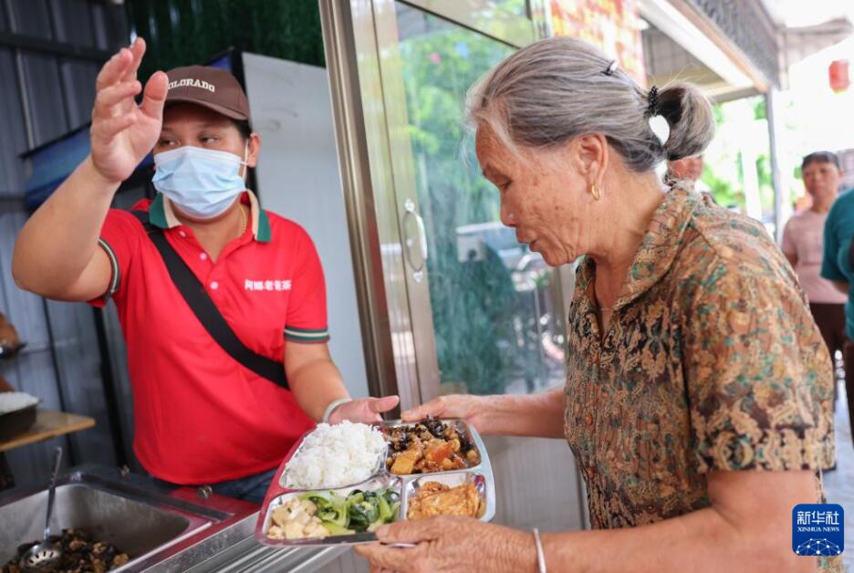 農村の高齢者向けサービスレベルを引き上げる「幸せな食卓」　海南省東方