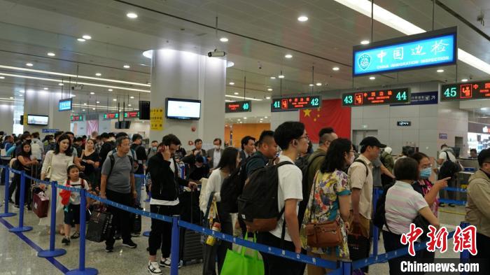 出入国旅客のピークを迎えた浦東国際空港出入国検査所(撮影・石明明）。