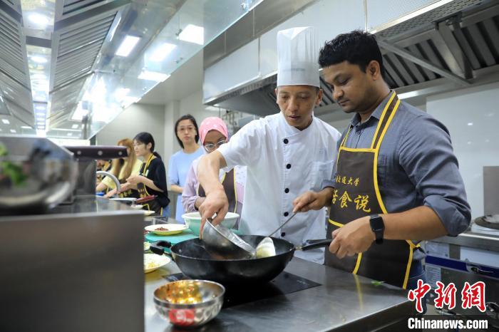 四川の大学が四川料理学ぶ講座開設、外国人留学生も聴講