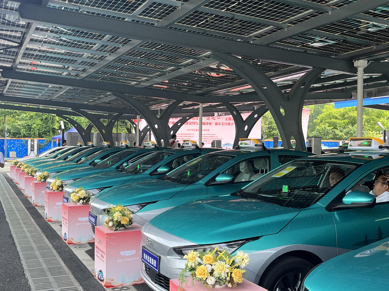 杭州市、累計で8000台余りのタクシーを新エネ車に切り替え