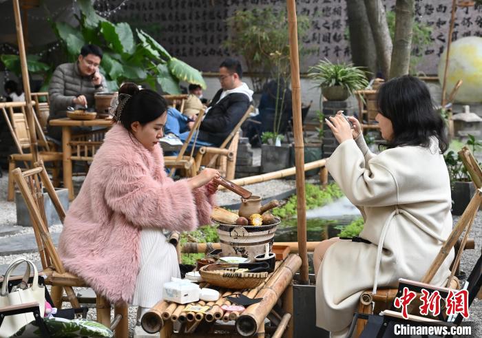 中国で近年、若者の間で人気になっている「七輪を囲みながらお茶」(資料写真、撮影・安源)。