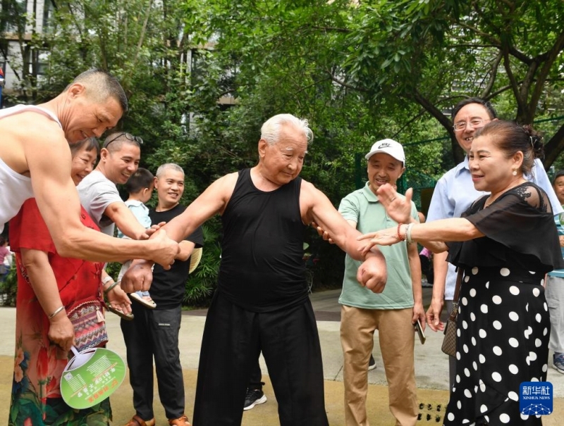 ストリートワークアウトに励む平均年齢65歳の「マッチョおじいちゃん」たち　四川省