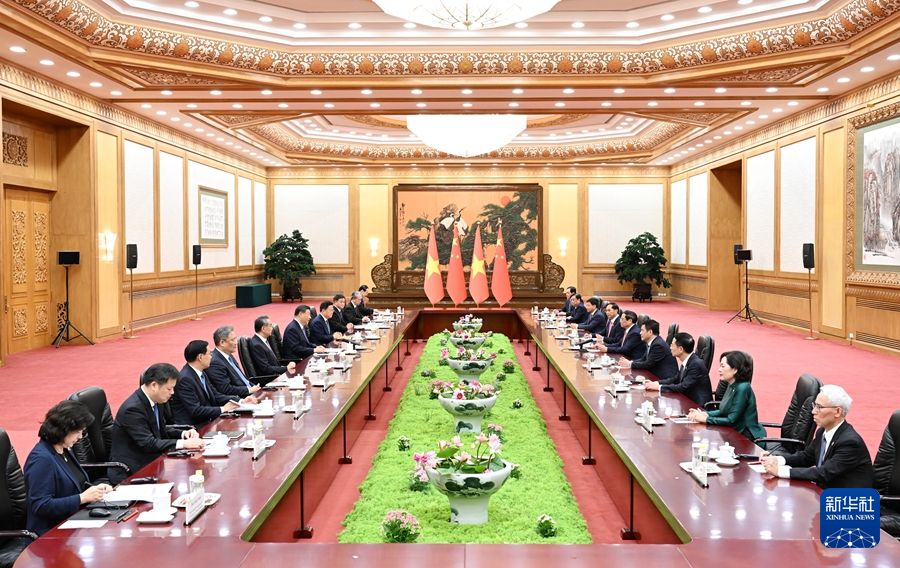 習近平国家主席は26日午後、夏季ダボス会議出席のため訪中したベトナムのファム・ミン・チン首相と北京の人民大会堂で会談した（撮影·姚大偉 張領）。