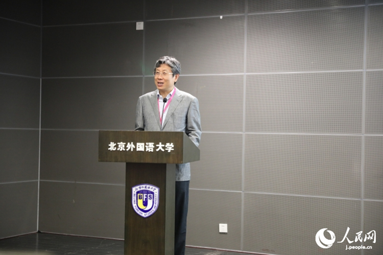 挨拶する北京外国語大学日本語学院の院長を務める、日本学研究センターの周異夫主任（撮影・趙雯博）。