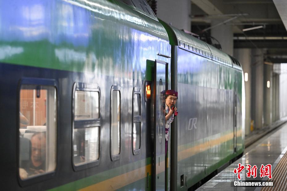 重慶西駅から出発する初発列車のC35号（撮影・何蓬磊）。