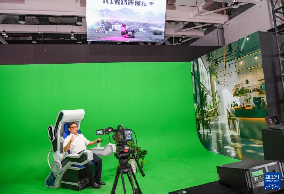 重慶永川国際会展センターの会場で、AIライトフィールド復元技術を体験する来場者（6月27日撮影・王全超）。