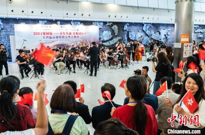 西九竜高速鉄道駅で祖国復帰祝賀フラッシュモブコンサート　香港特区