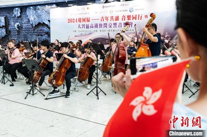 西九竜高速鉄道駅で祖国復帰祝賀フラッシュモブコンサート　香港特区