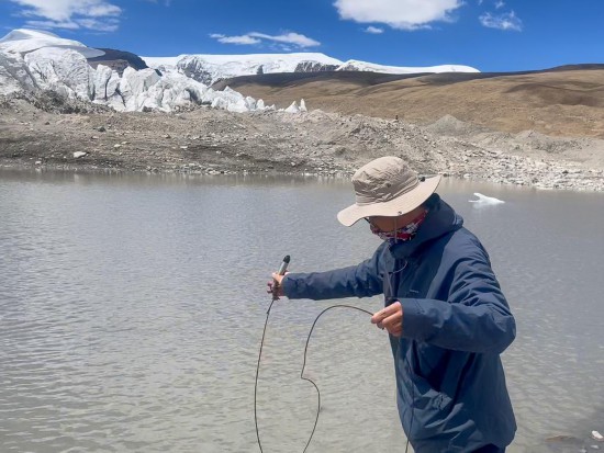 措嘉氷河の前縁の氷湖で水位データを収集する作業員（6月23日撮影）。撮影・邱星翔