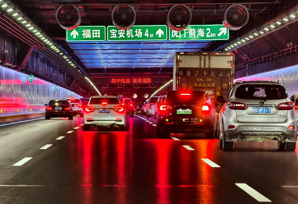 開通初日の「深中通道」の海底トンネルを走行する車両（撮影・劉大偉）。